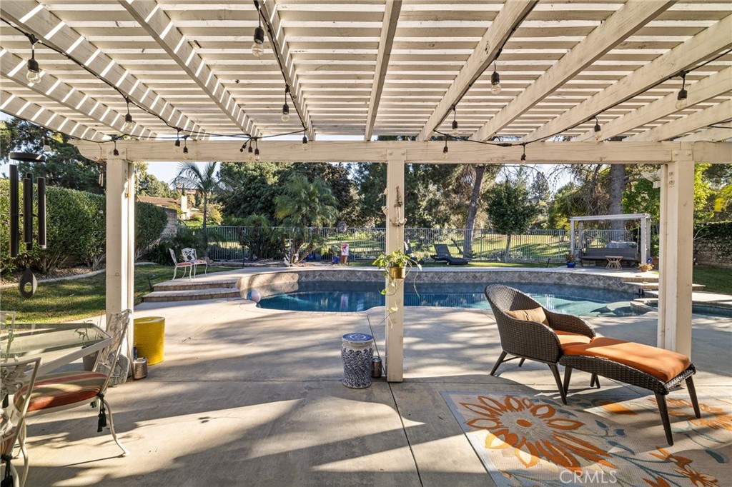 1372 Avenida Loma Vista