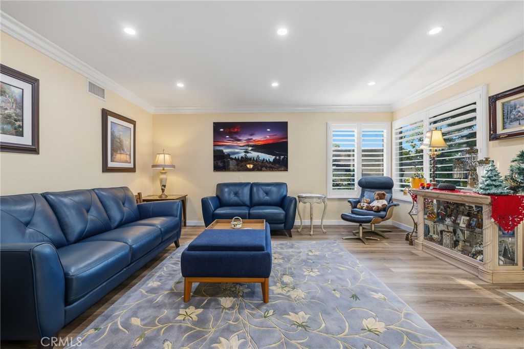 1372 Avenida Loma Vista