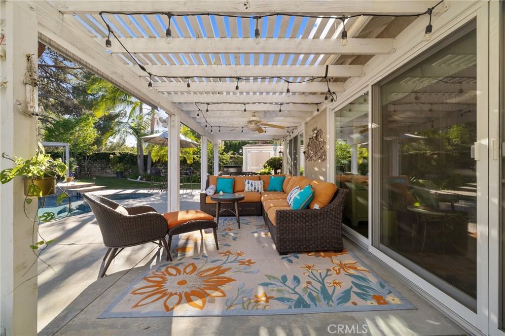 1372 Avenida Loma Vista