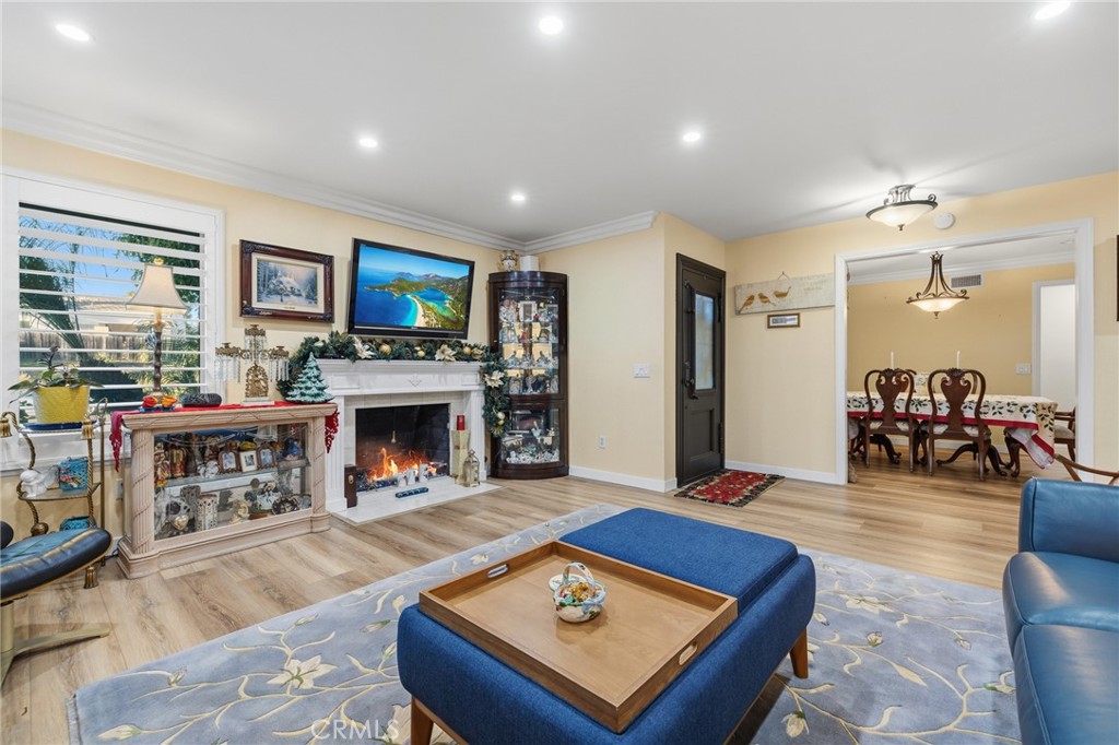 1372 Avenida Loma Vista