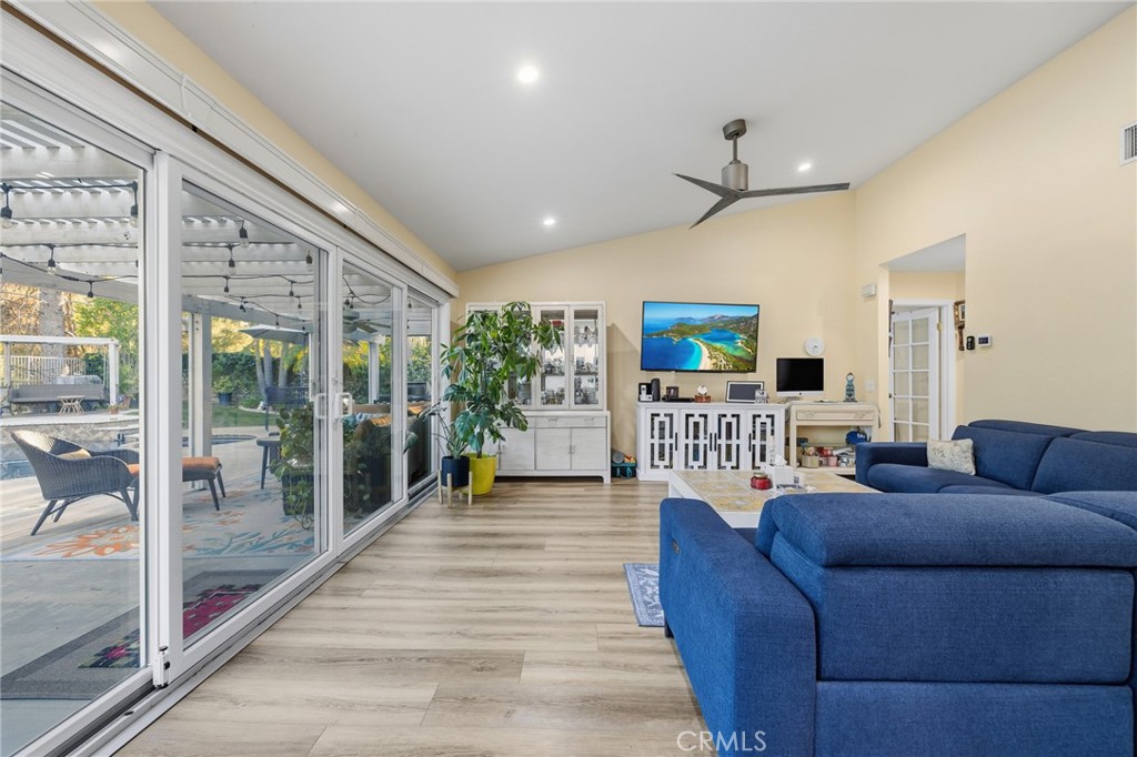 1372 Avenida Loma Vista