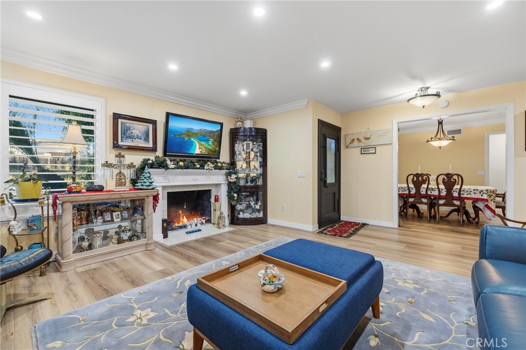 1372 Avenida Loma Vista