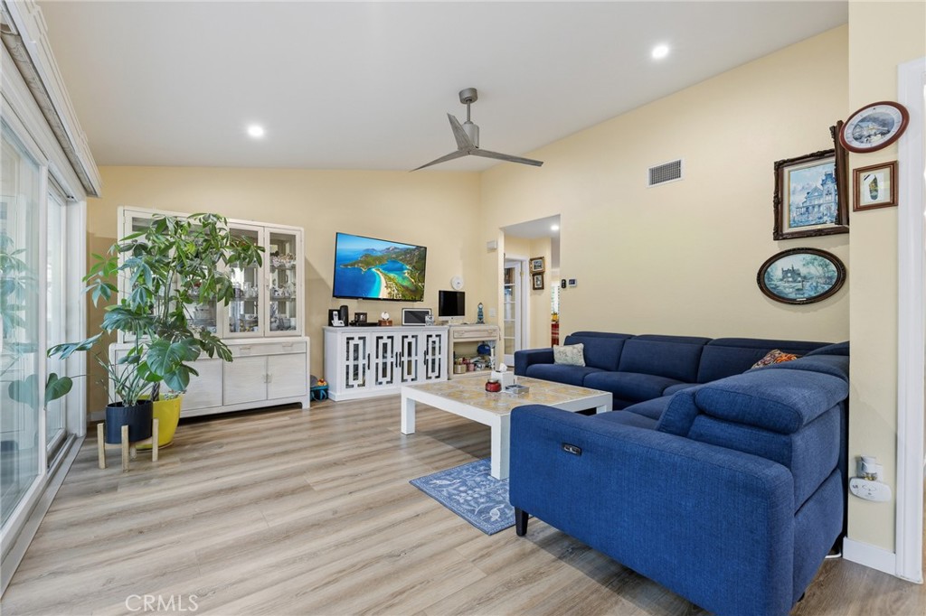 1372 Avenida Loma Vista