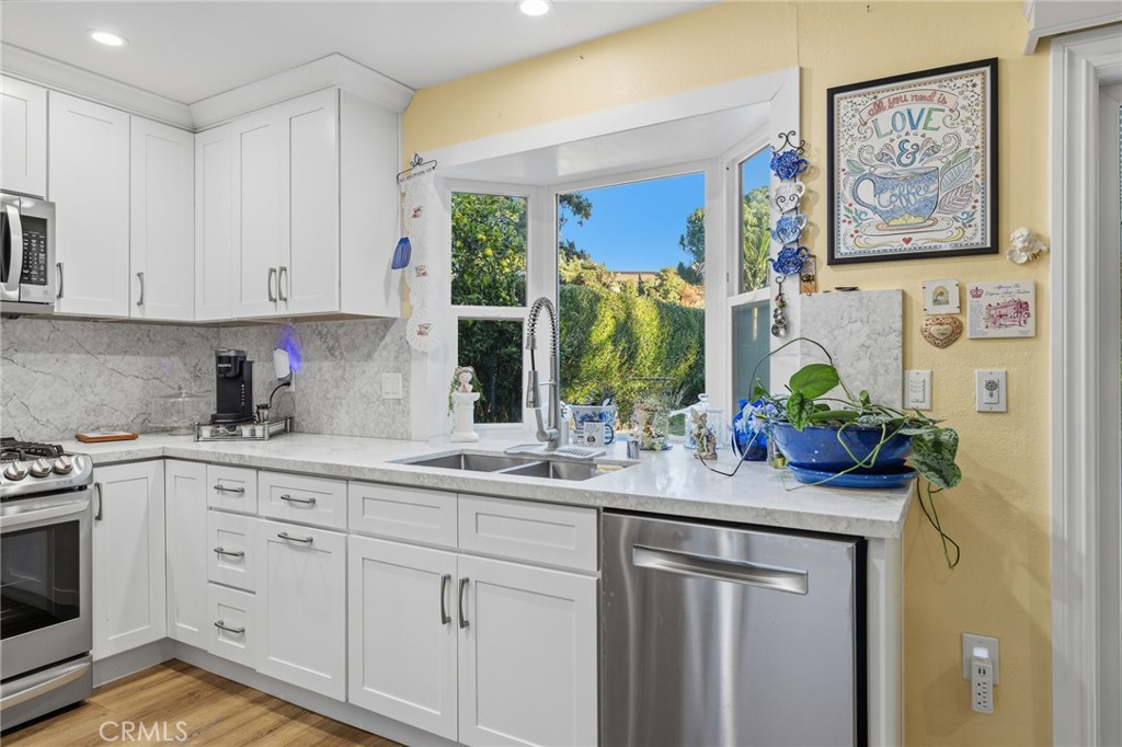 1372 Avenida Loma Vista