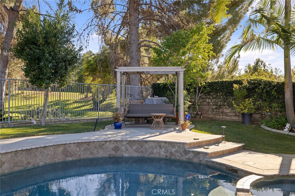 1372 Avenida Loma Vista