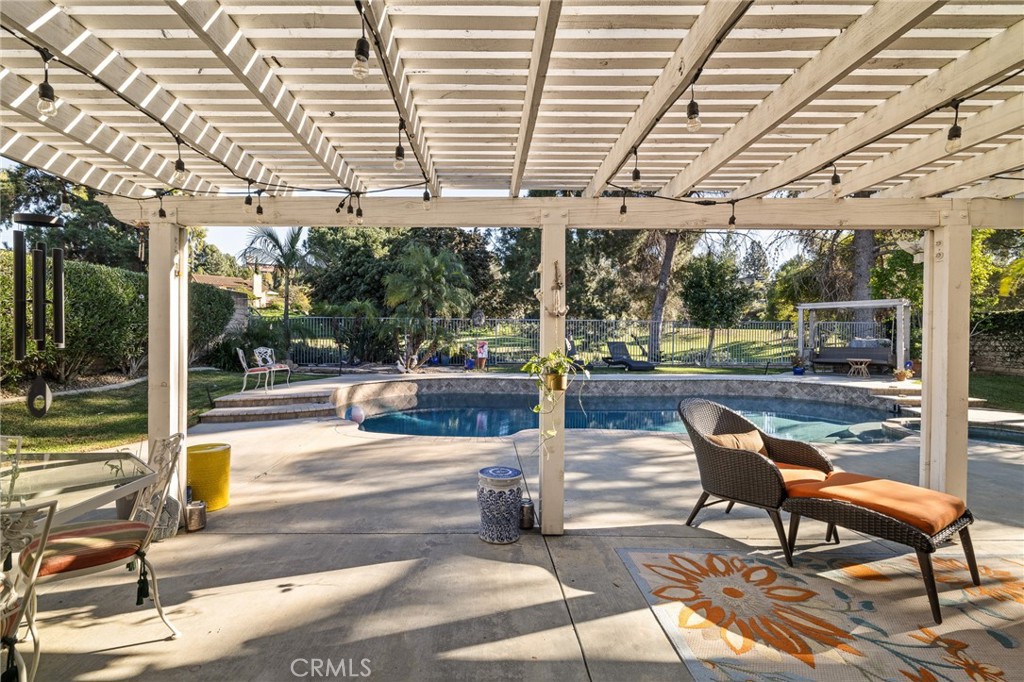 1372 Avenida Loma Vista