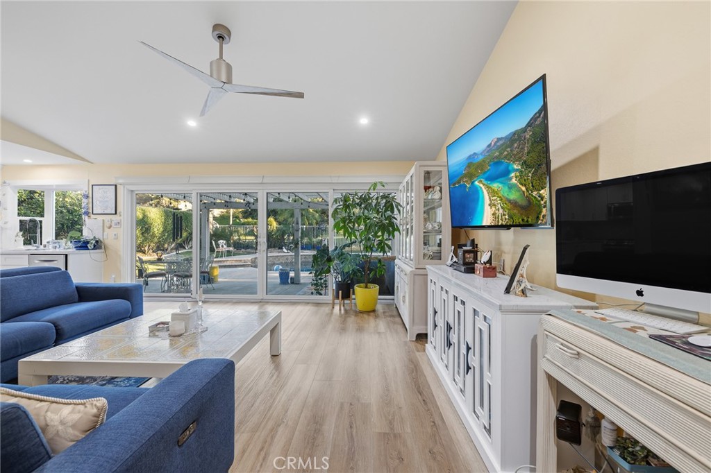 1372 Avenida Loma Vista