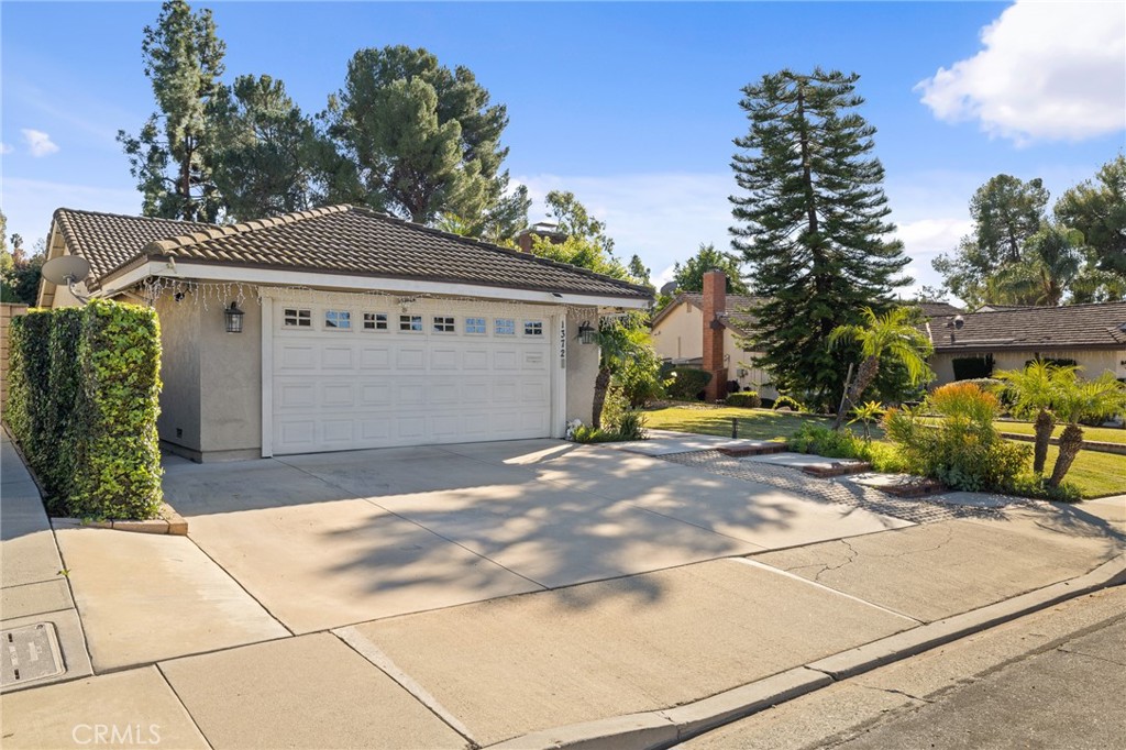 1372 Avenida Loma Vista