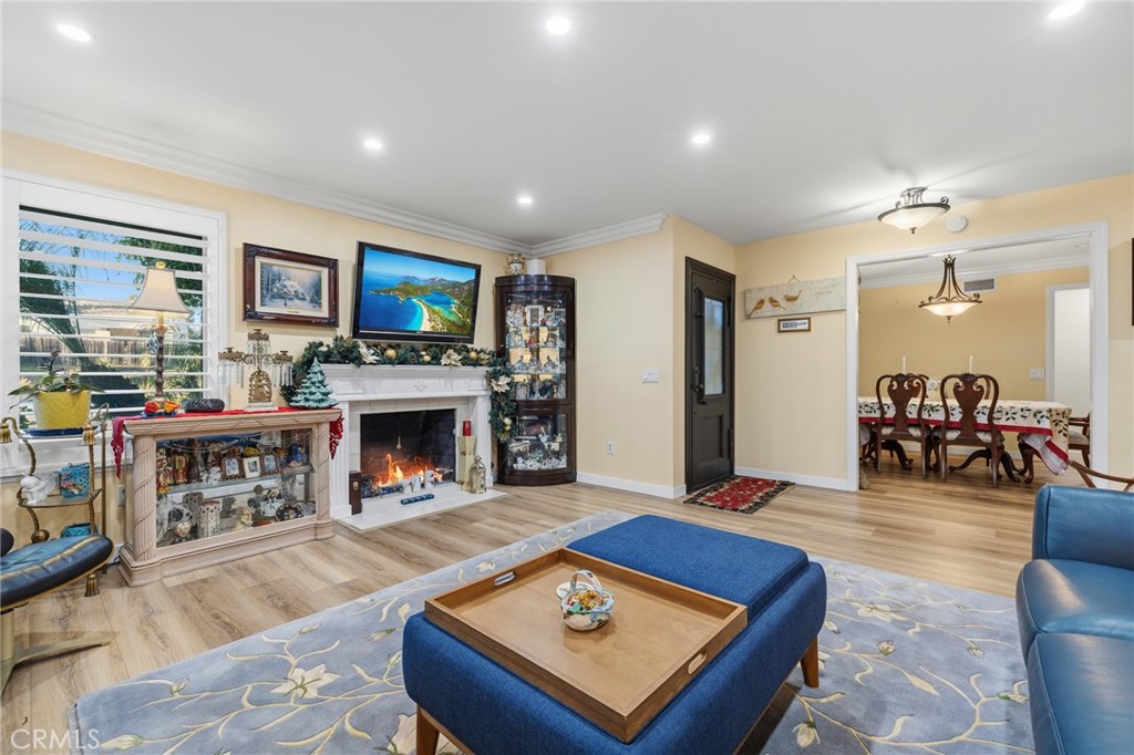 1372 Avenida Loma Vista