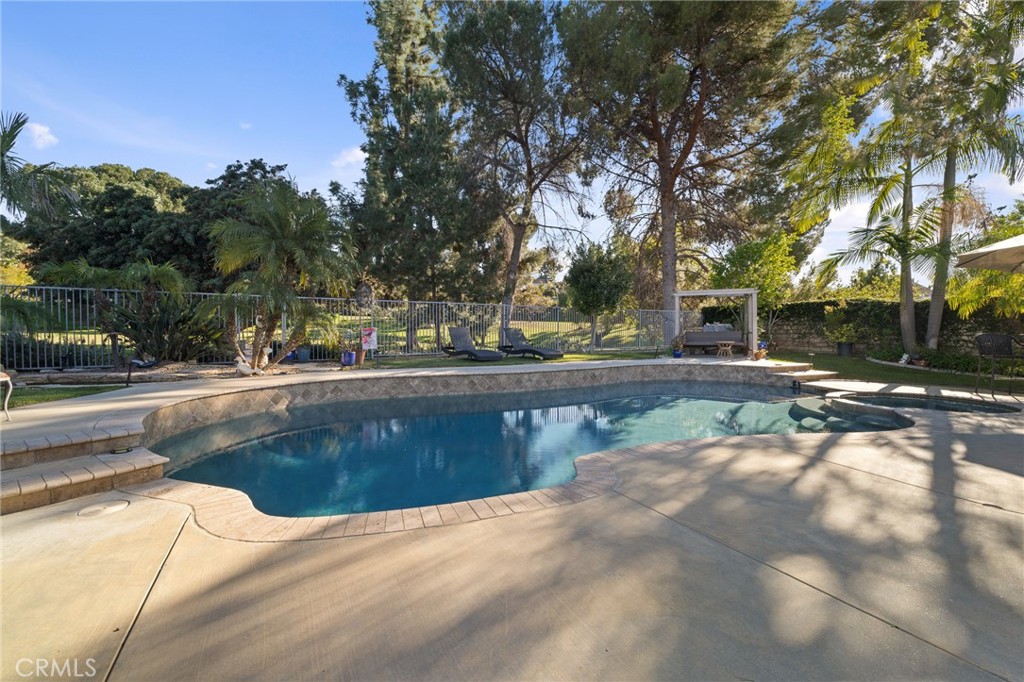 1372 Avenida Loma Vista