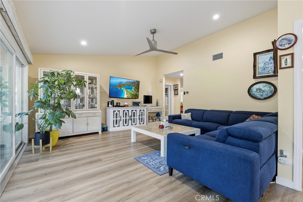 1372 Avenida Loma Vista