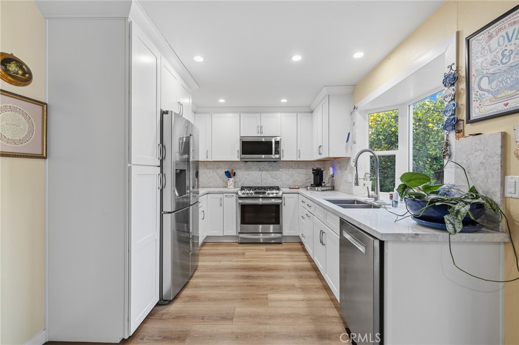1372 Avenida Loma Vista