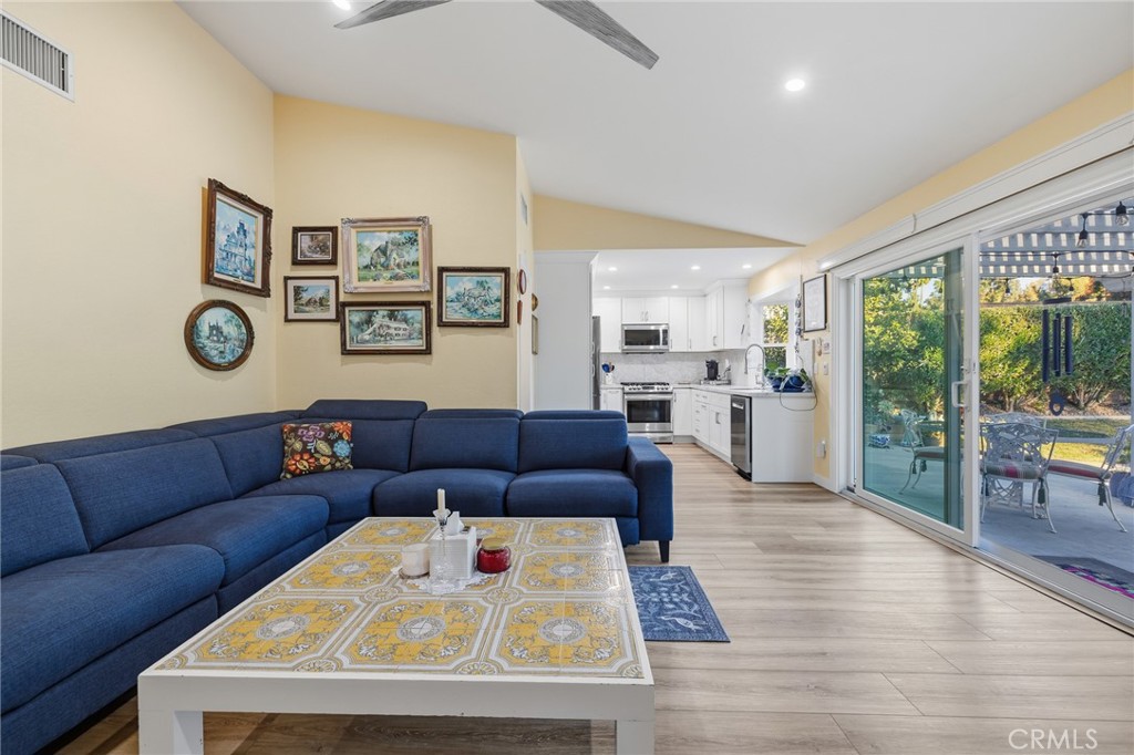 1372 Avenida Loma Vista