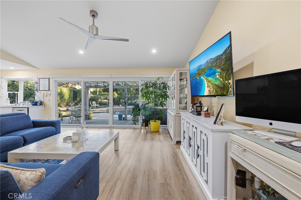 1372 Avenida Loma Vista