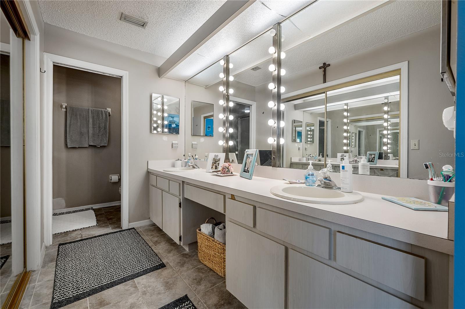 15344 E POND WOODS DR