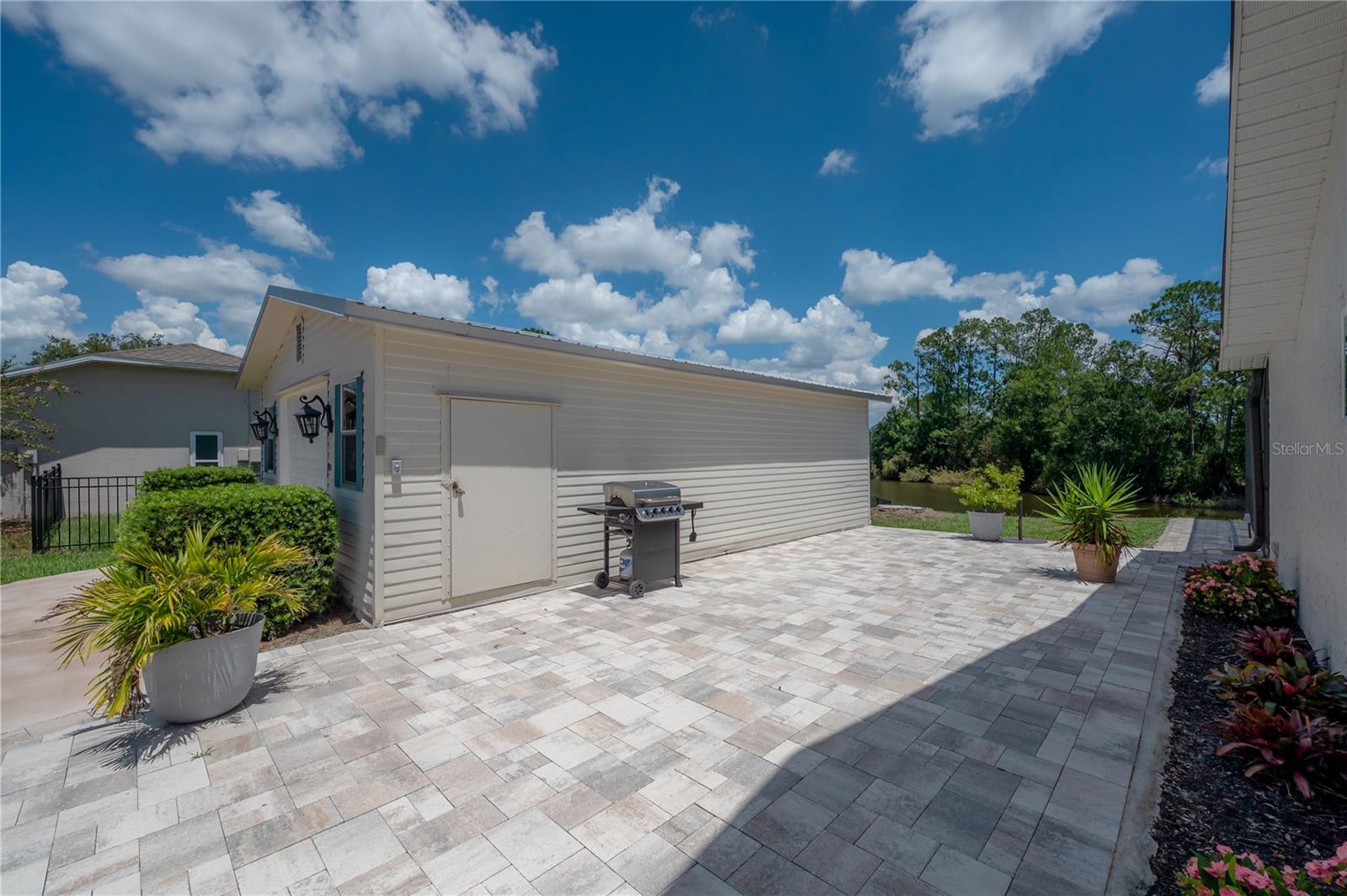6142 CAROLINE DR