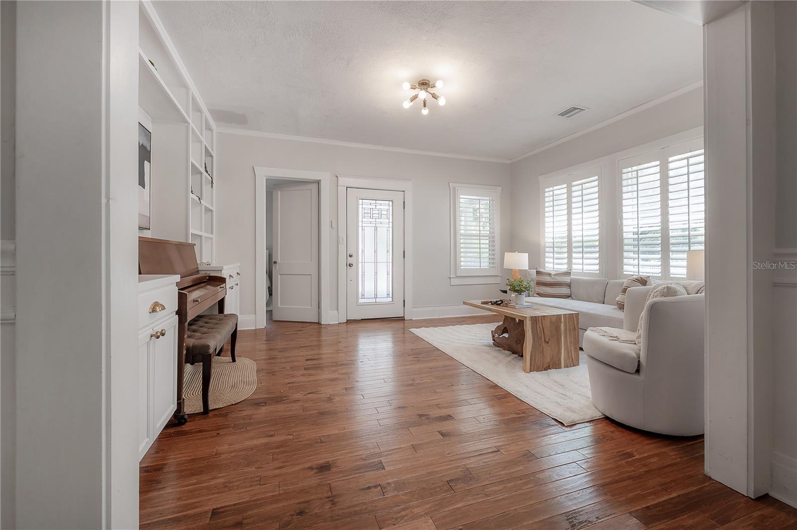 213 W COMANCHE AVE