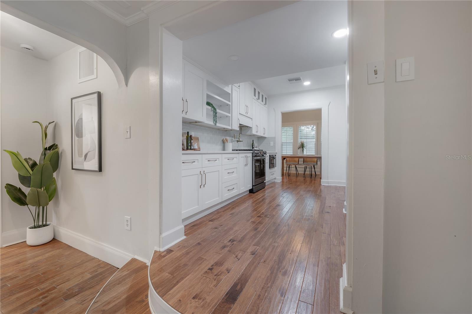 213 W COMANCHE AVE