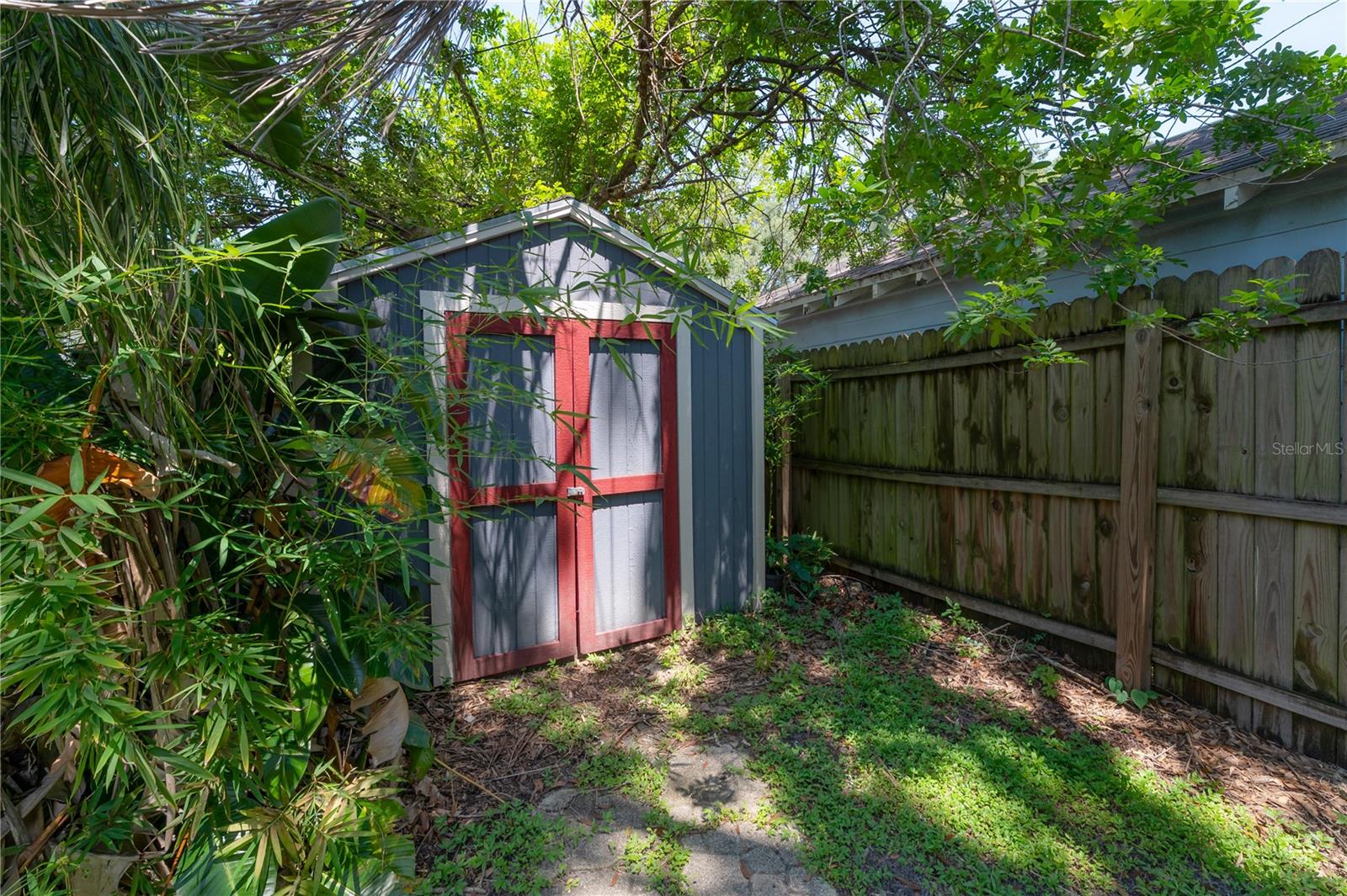 213 W COMANCHE AVE