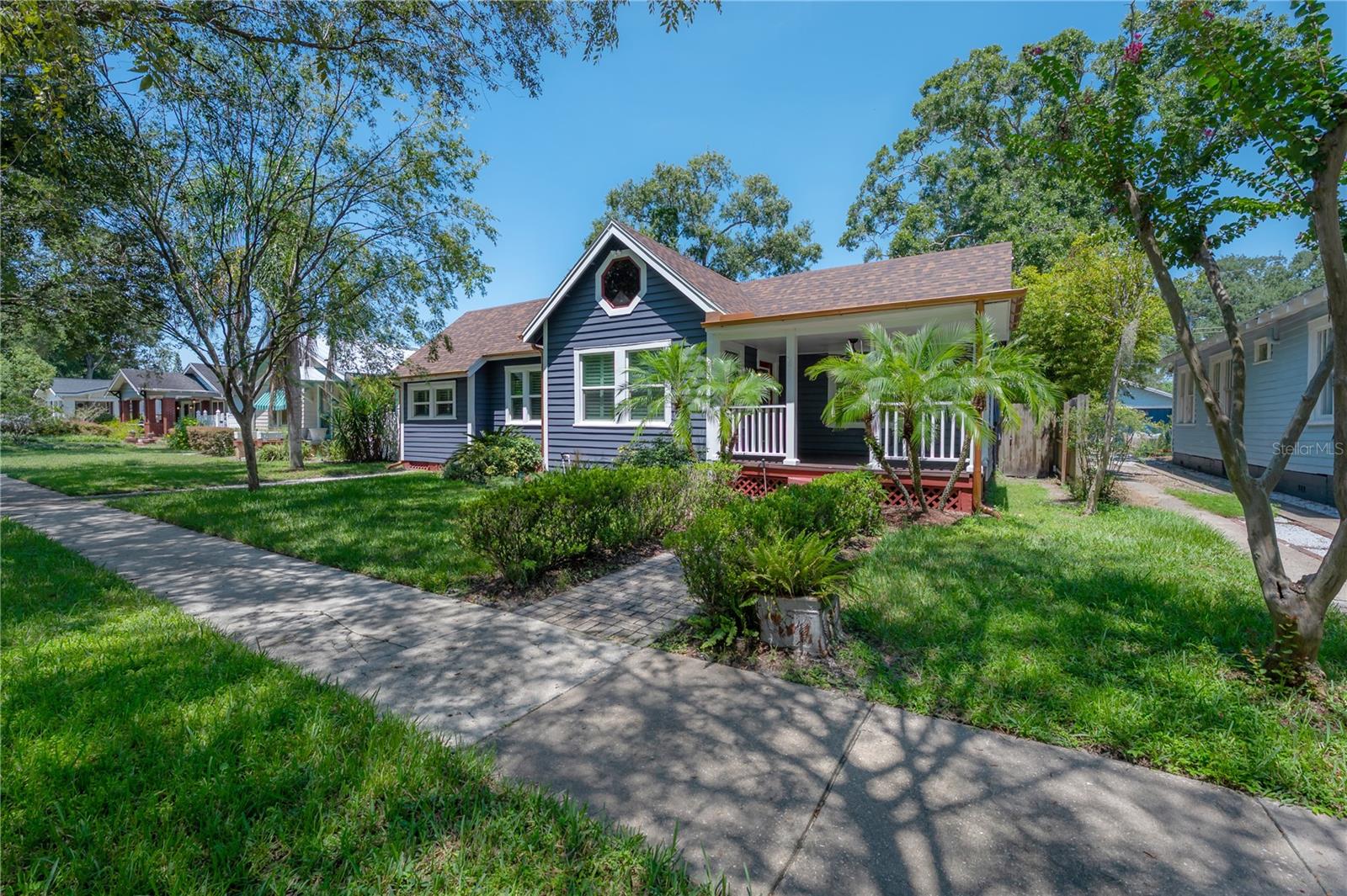 213 W COMANCHE AVE