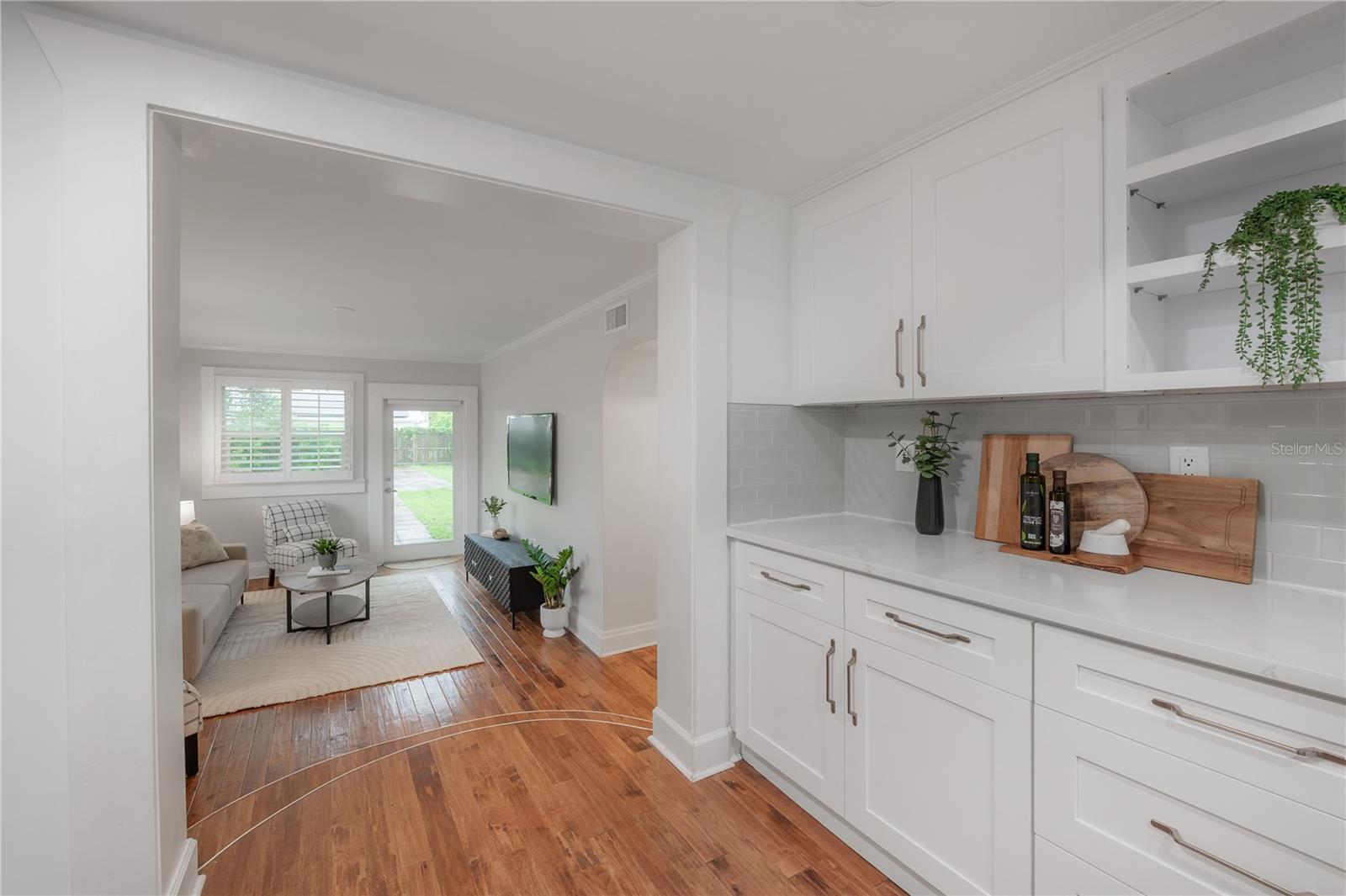 213 W COMANCHE AVE