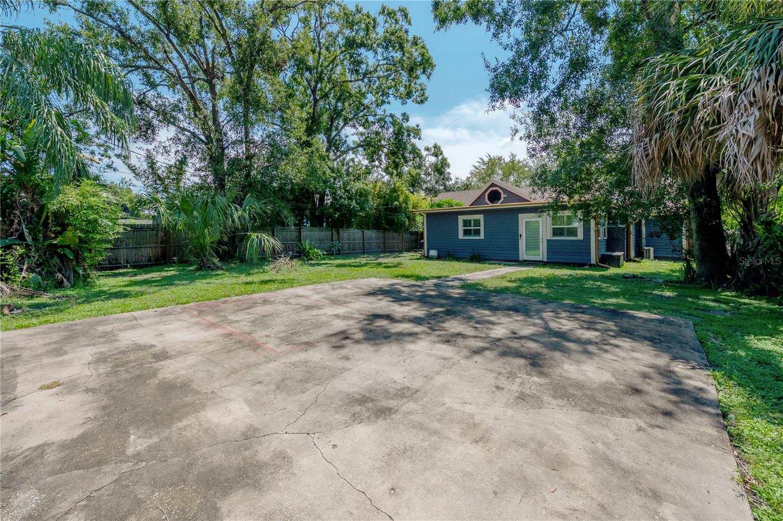 213 W COMANCHE AVE