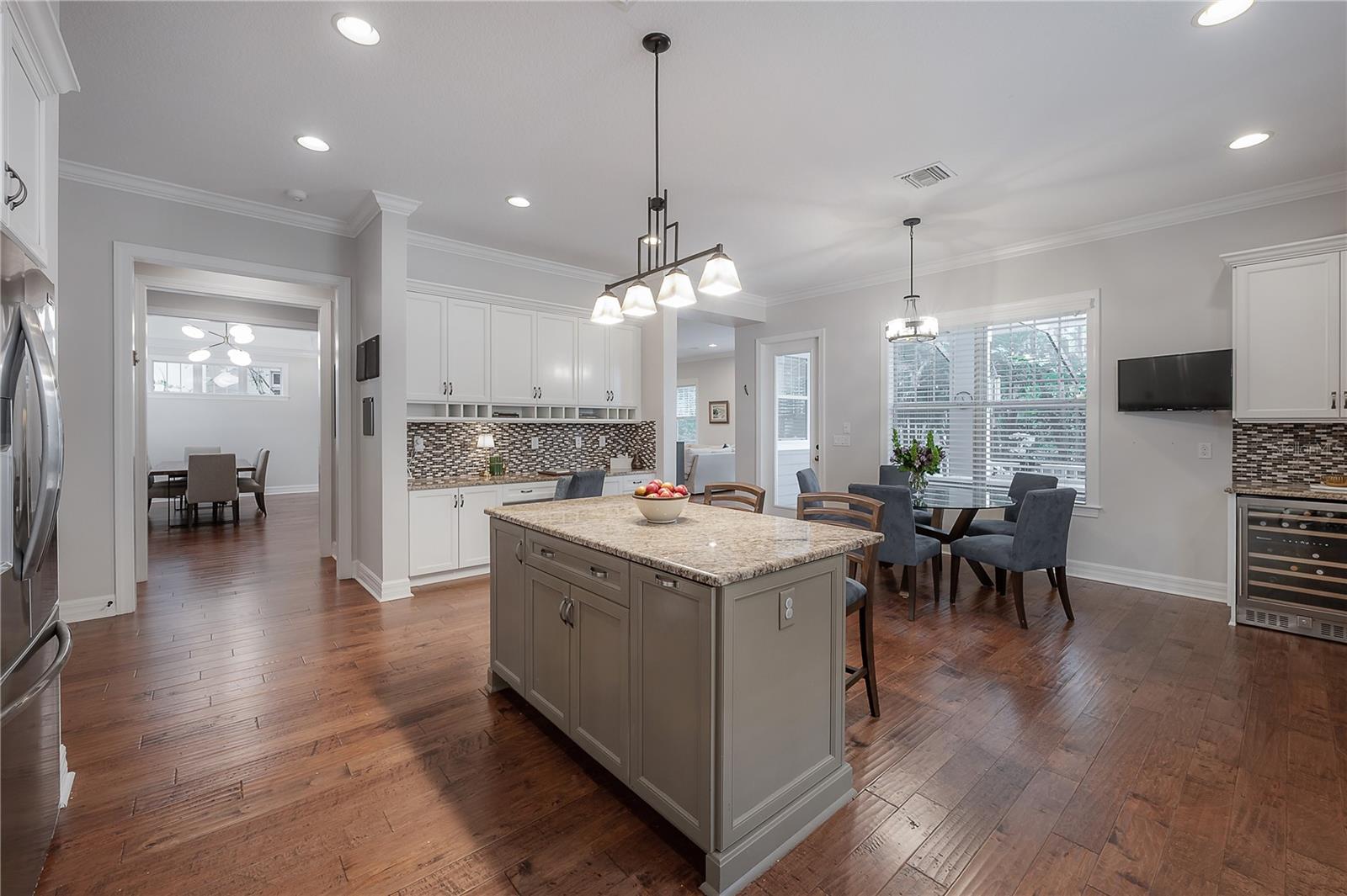 2937 W BAYSHORE CT