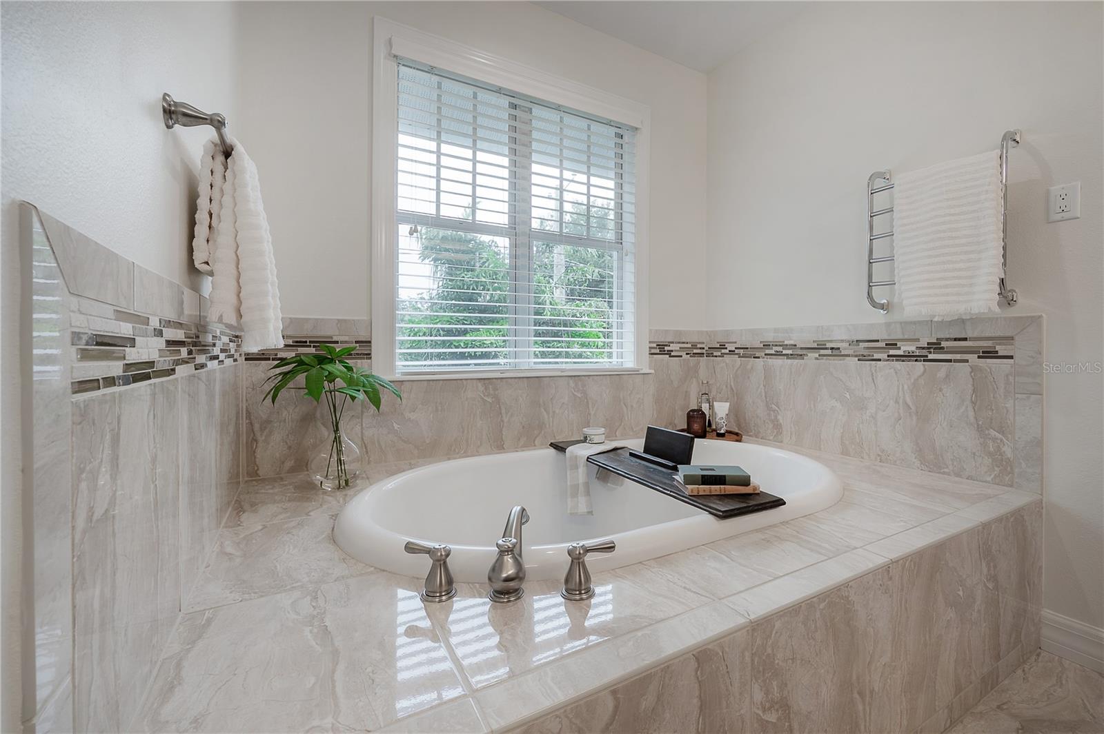 2937 W BAYSHORE CT