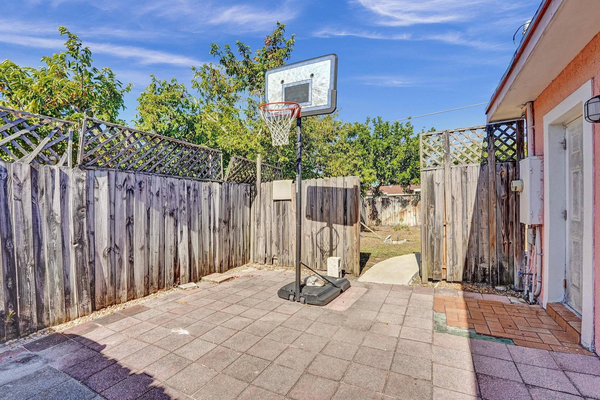 821 NE 52nd Street