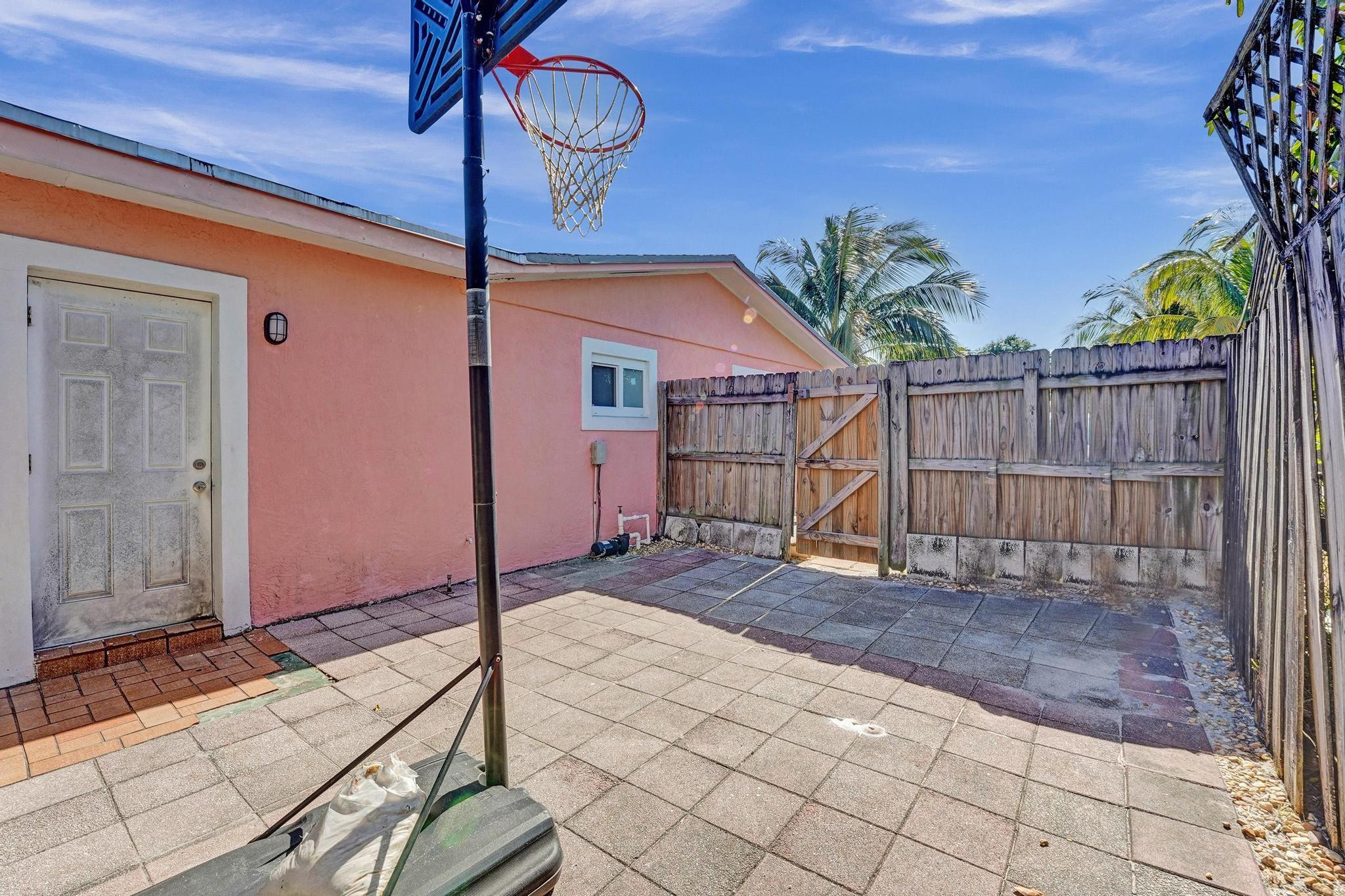 821 NE 52nd Street