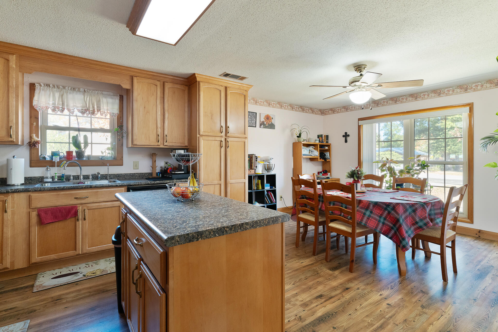 1211 Valley Rd Road