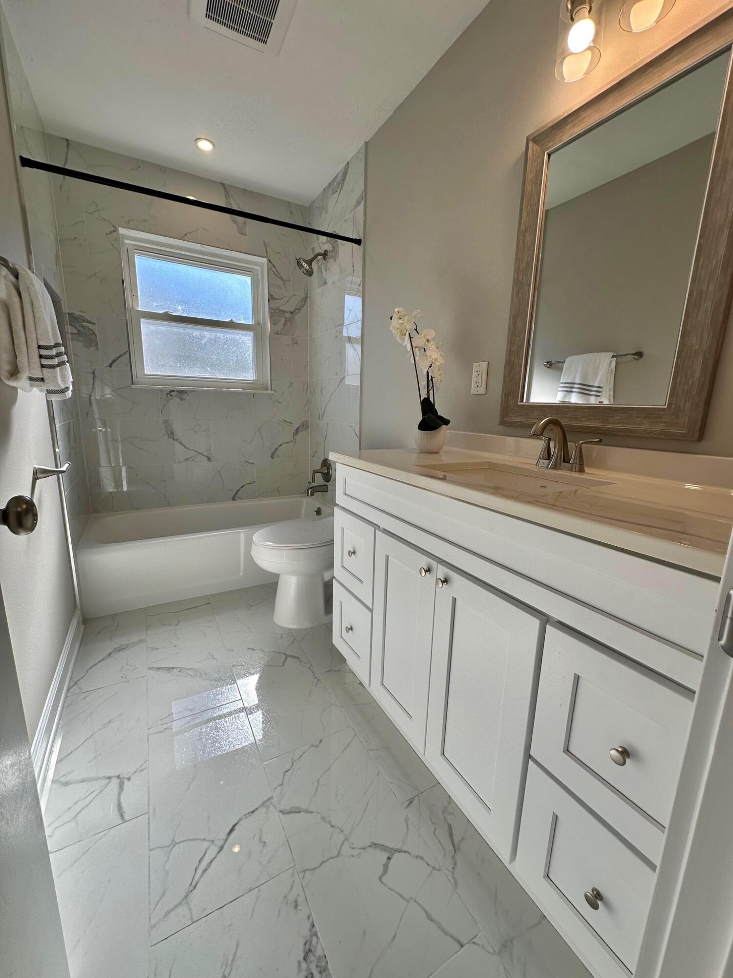 258 NW Briarwood Circle