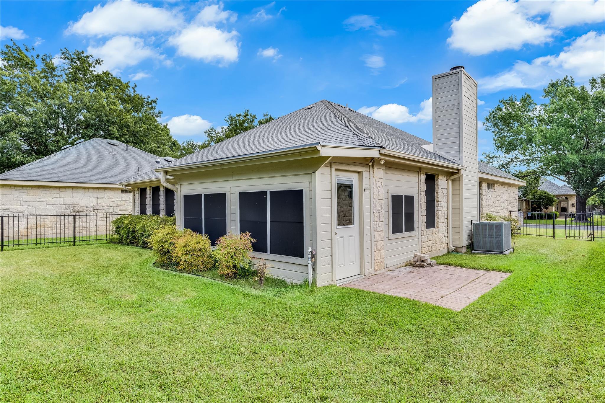 209 Village Dr Village DR