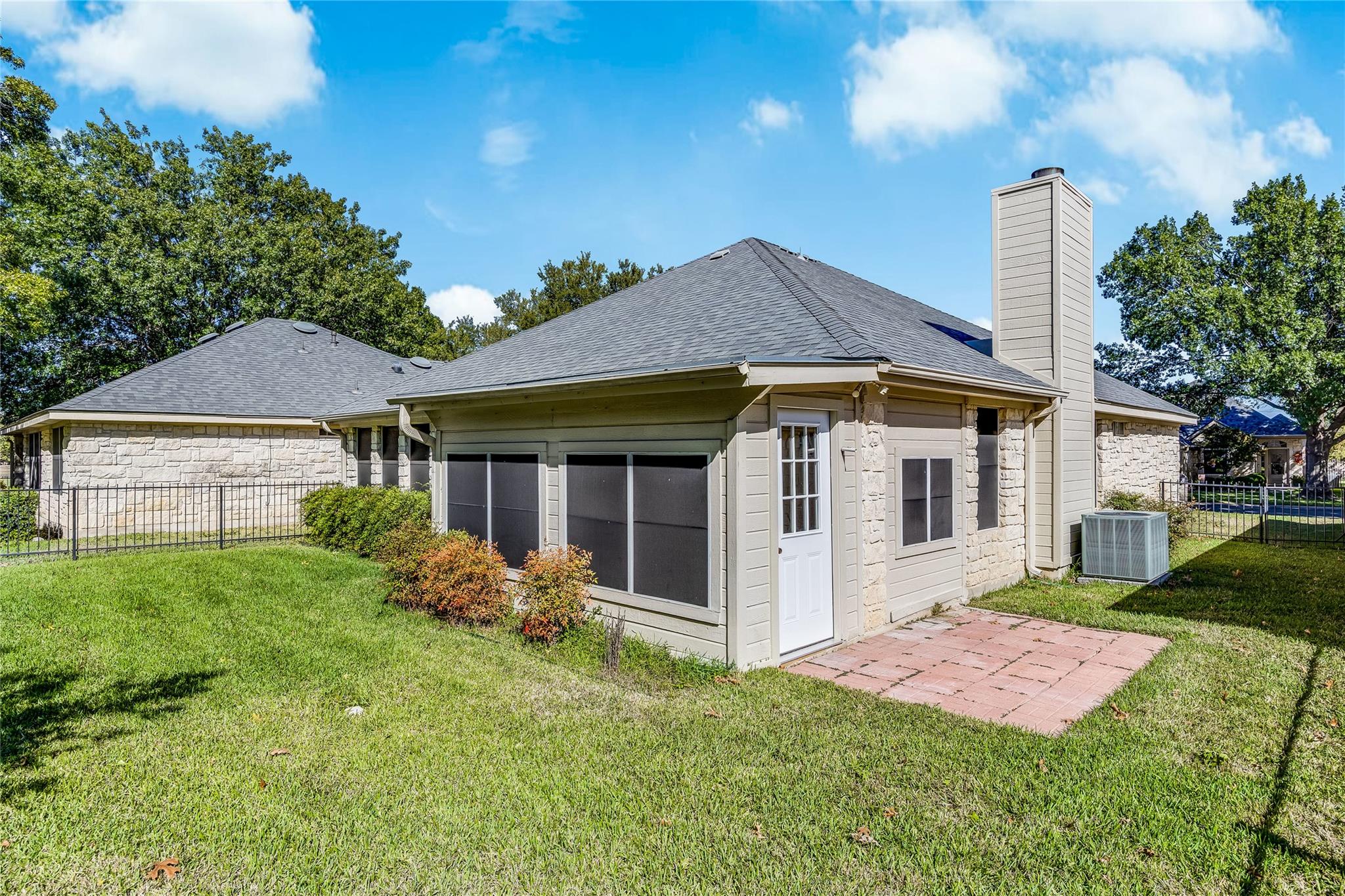 209 Village Dr Village DR