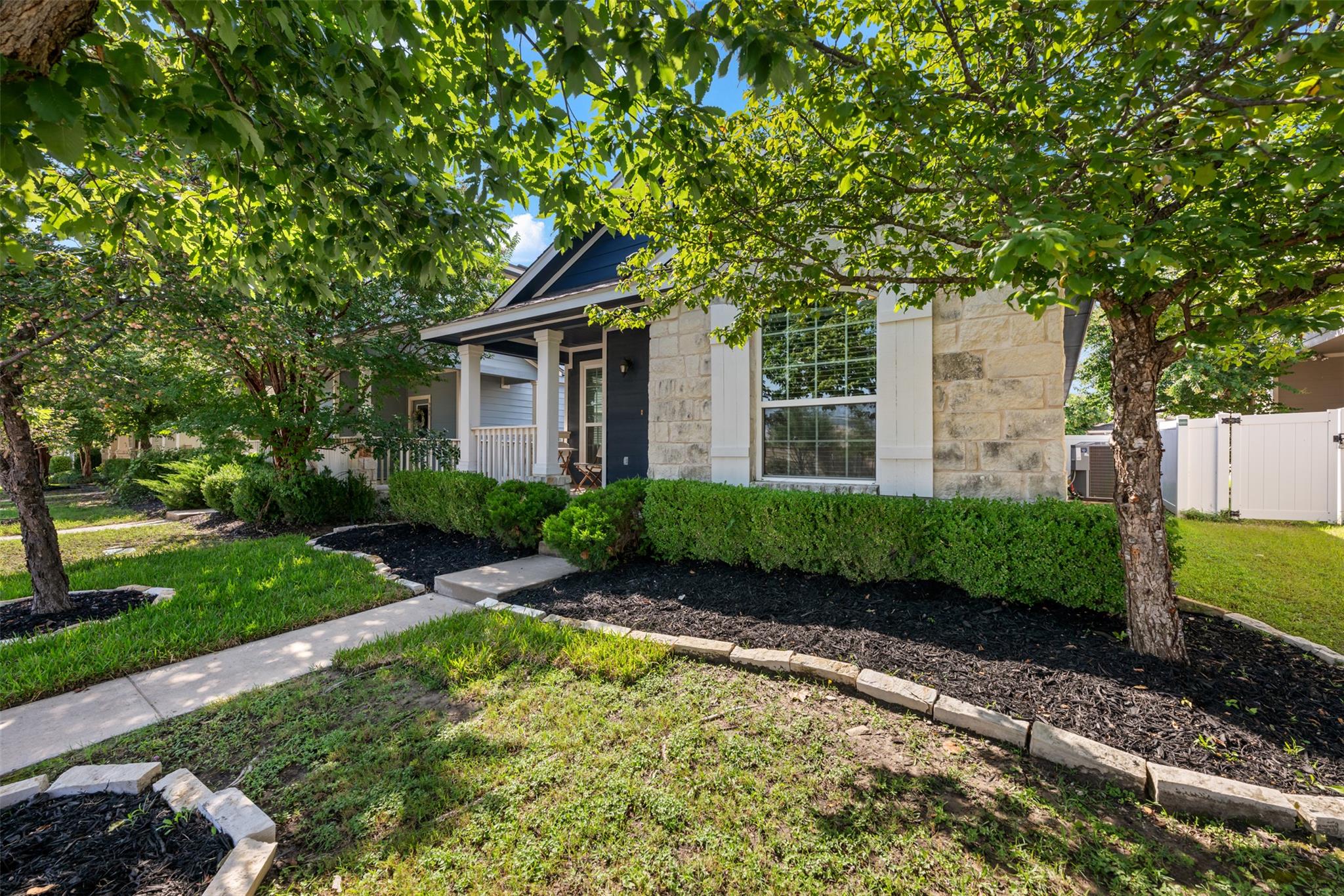 924 Lost Pines LN