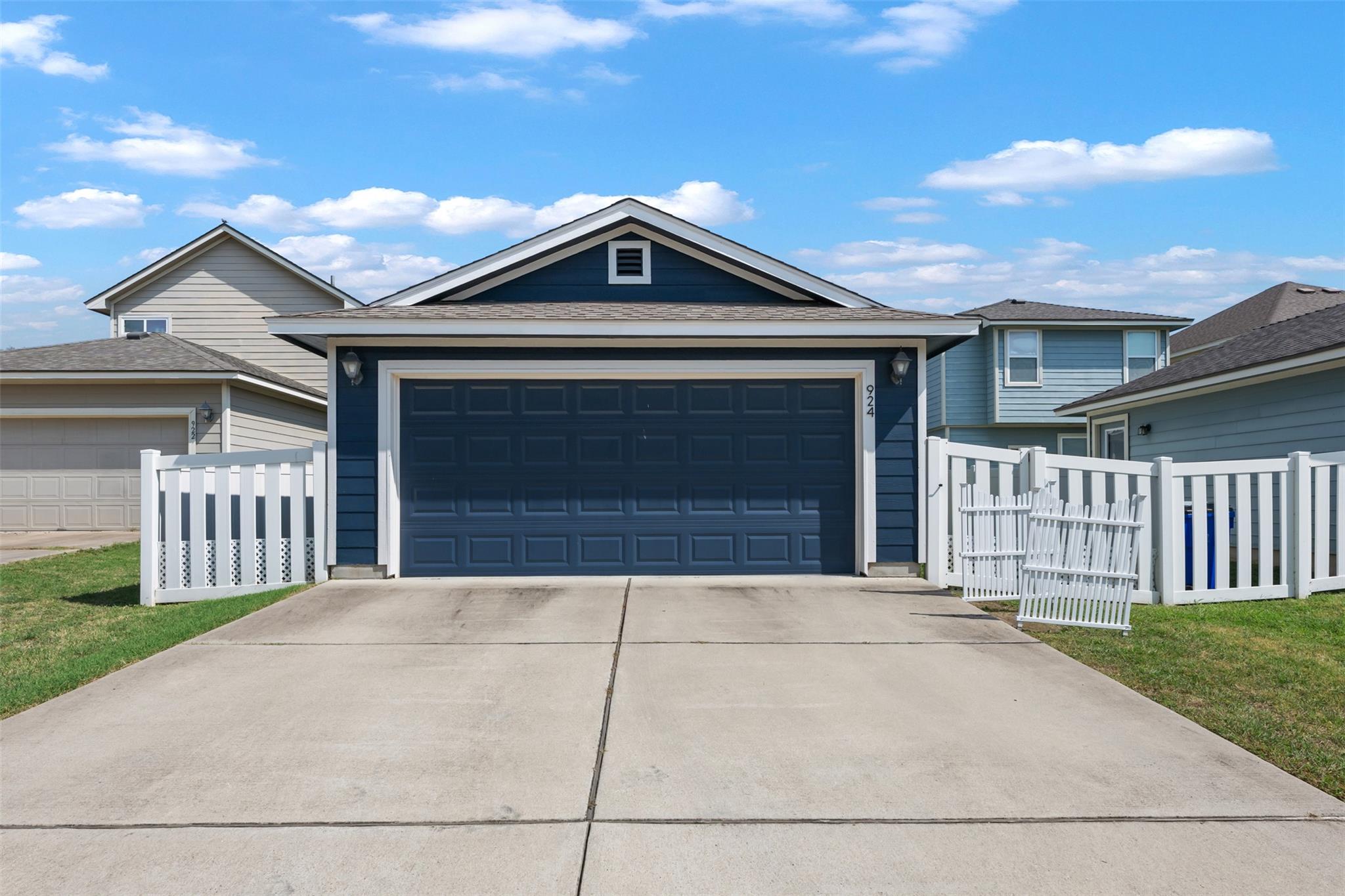 924 Lost Pines LN