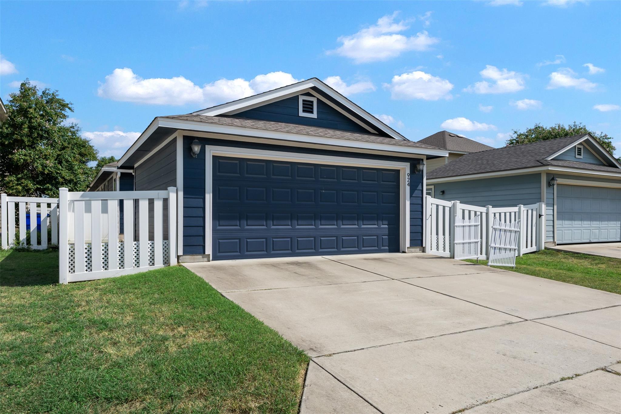 924 Lost Pines LN