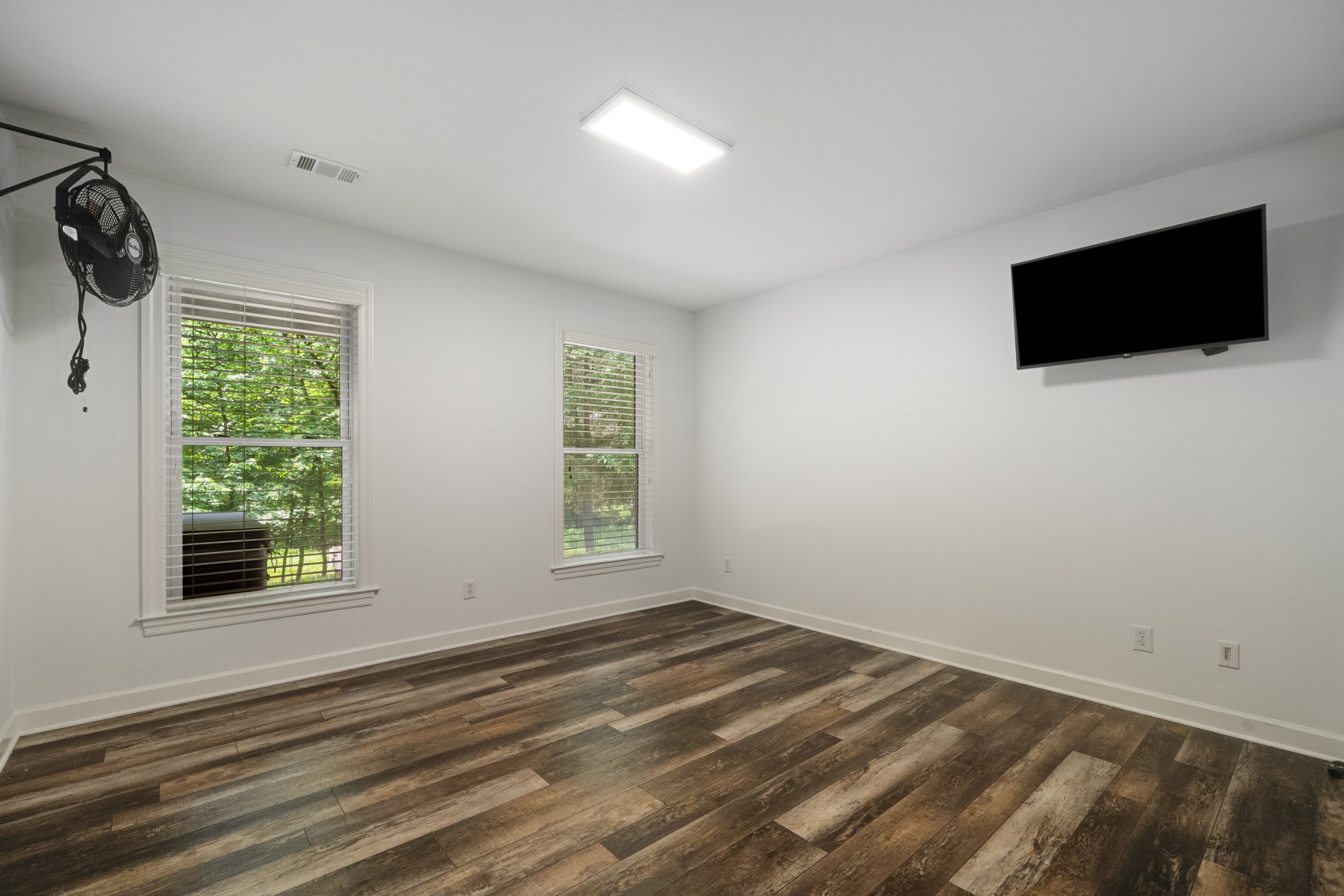 6884 Walnut Hills Dr