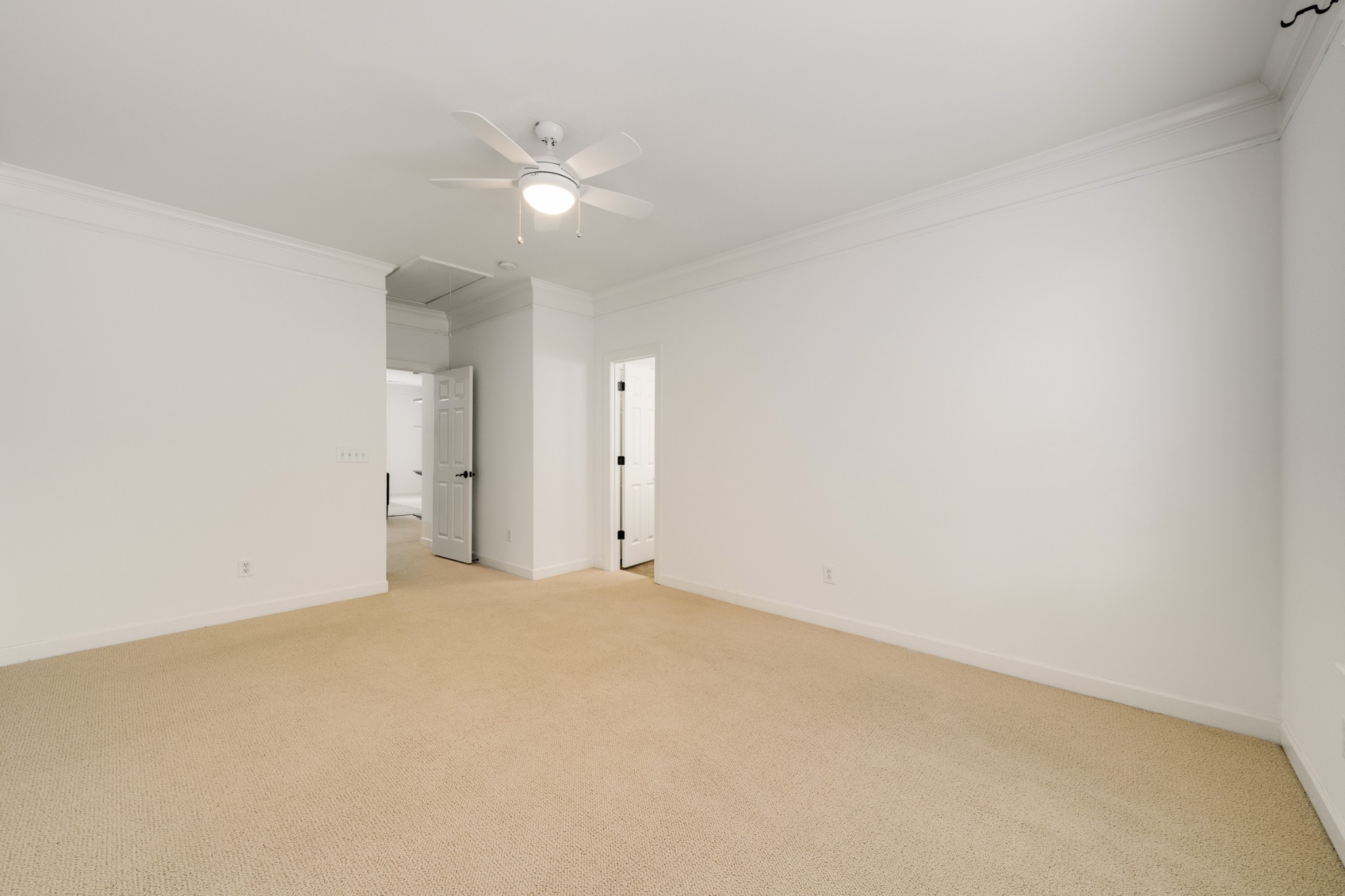 6884 Walnut Hills Dr