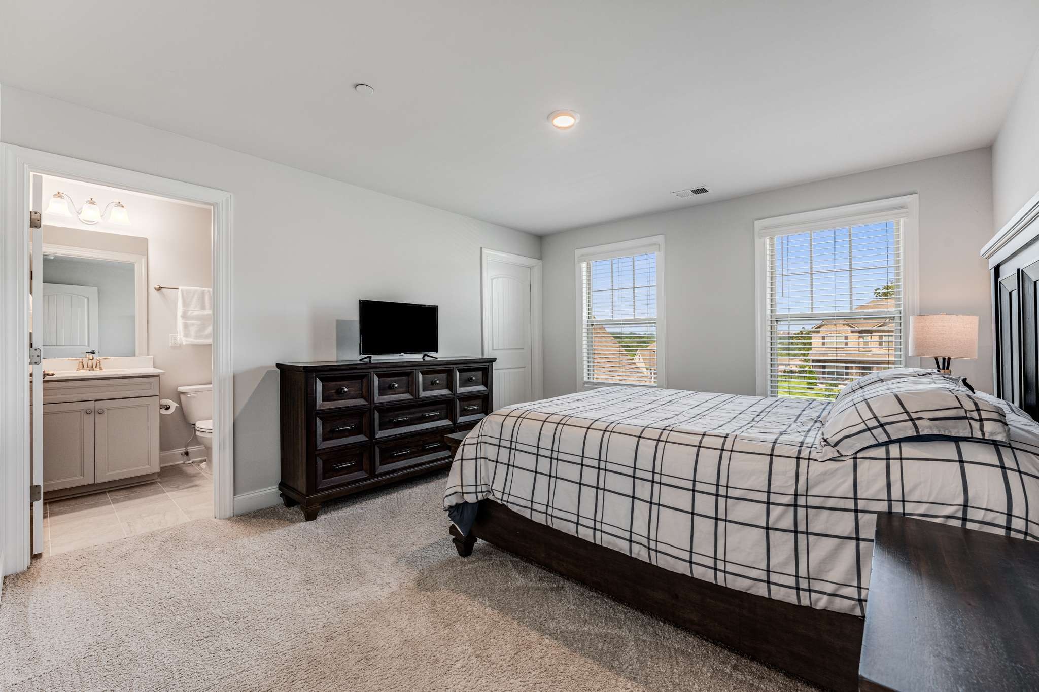 921 Los Lomas Way