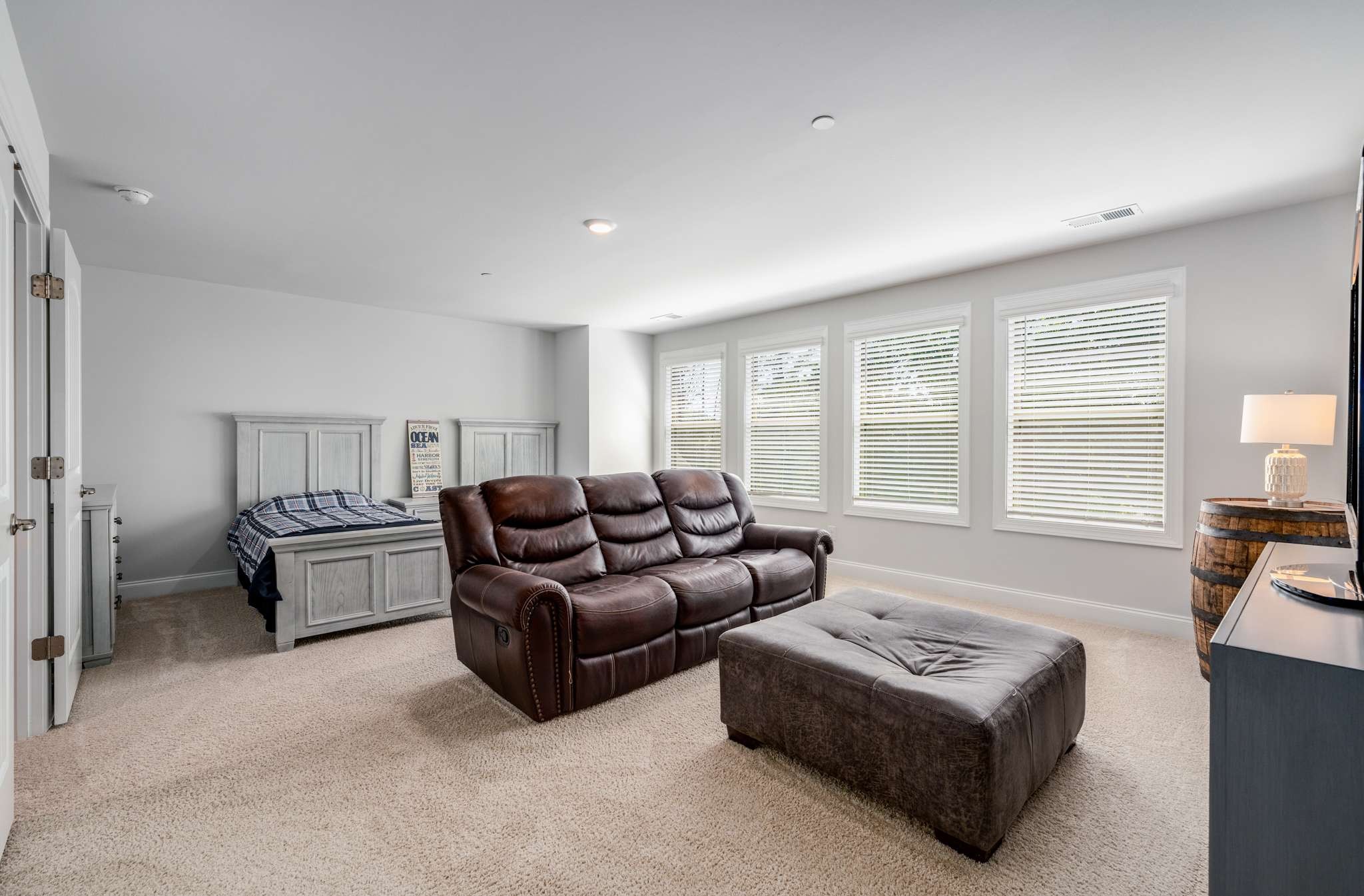 921 Los Lomas Way