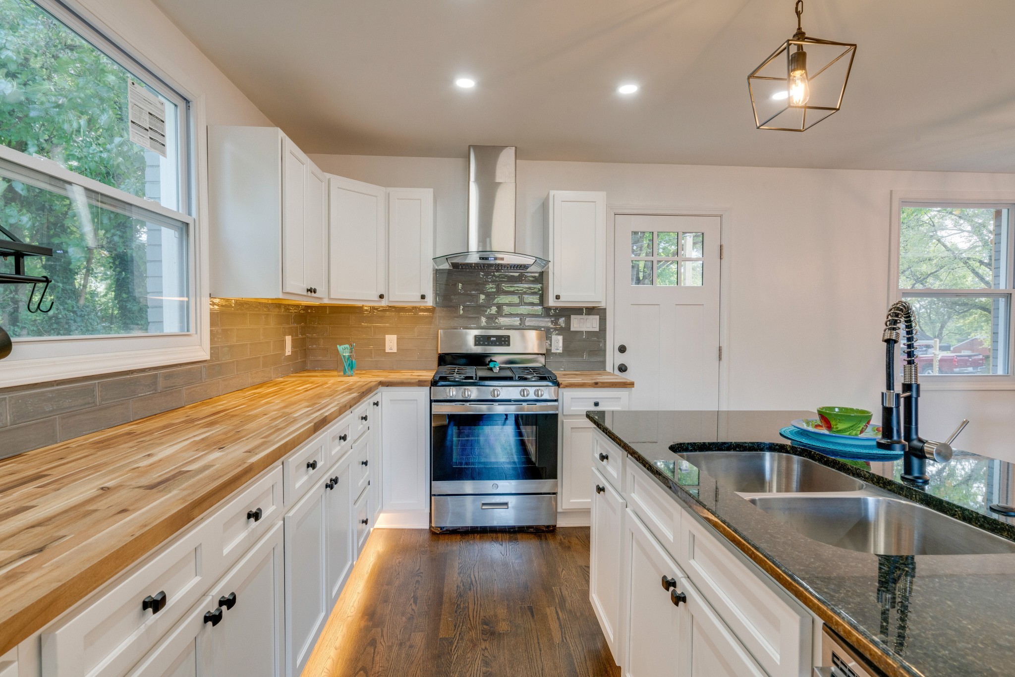 2020 S Lyle Ln