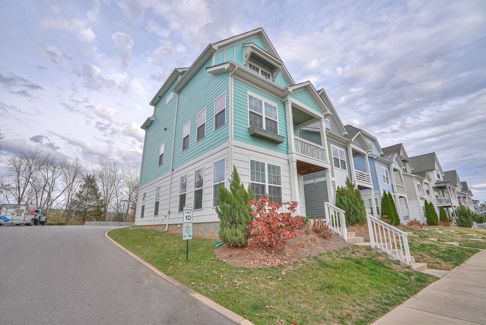 736 Bellevue Rd