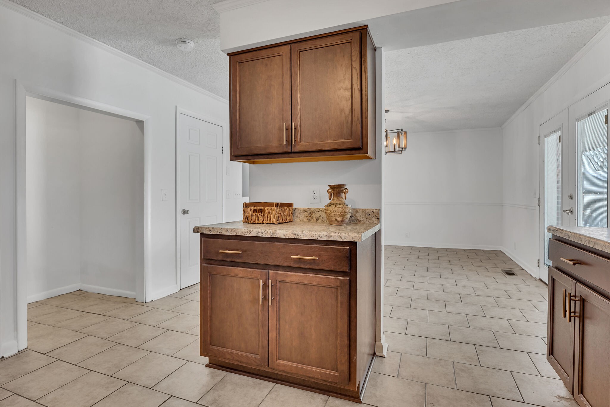 211 Elmwood Dr
