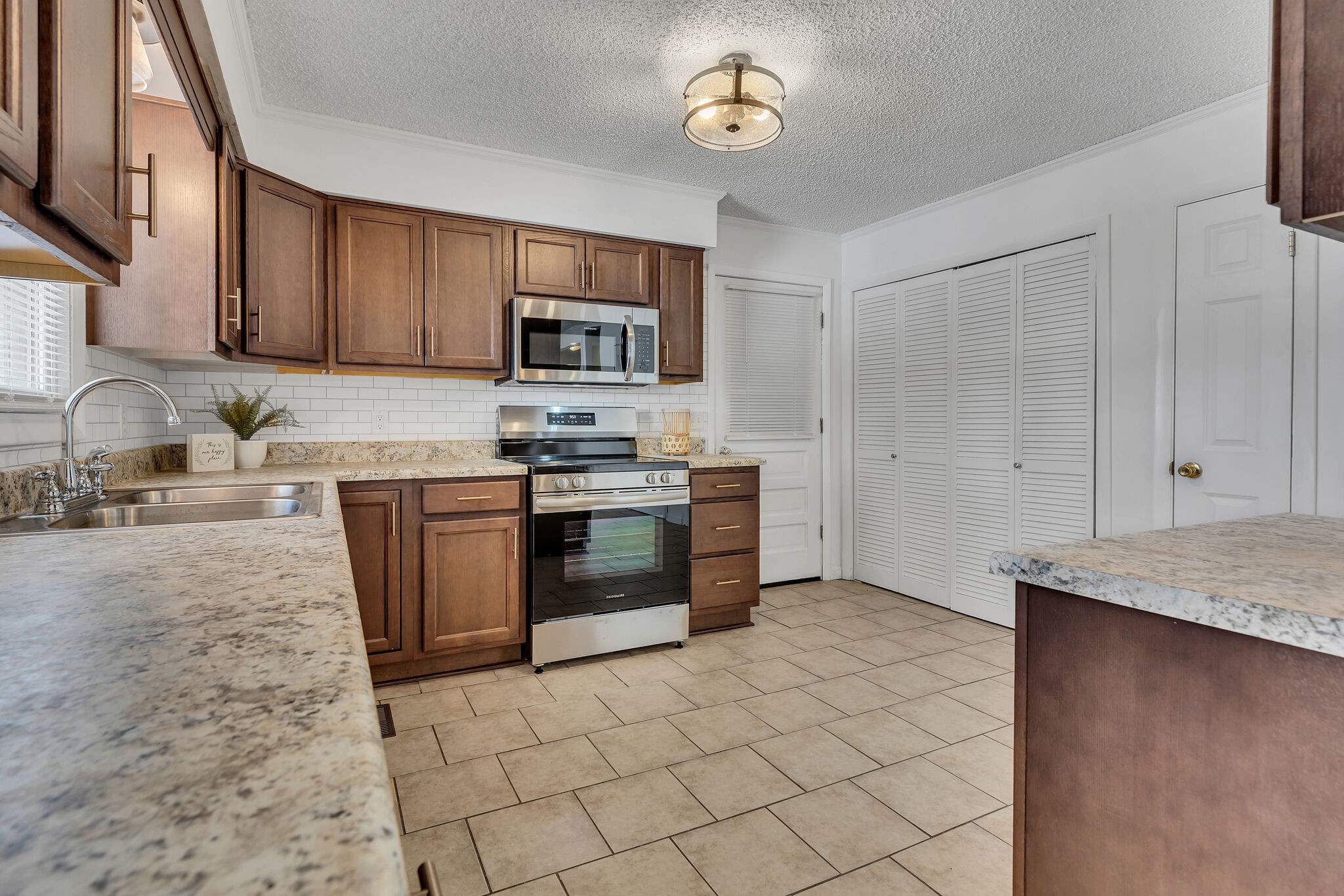 211 Elmwood Dr
