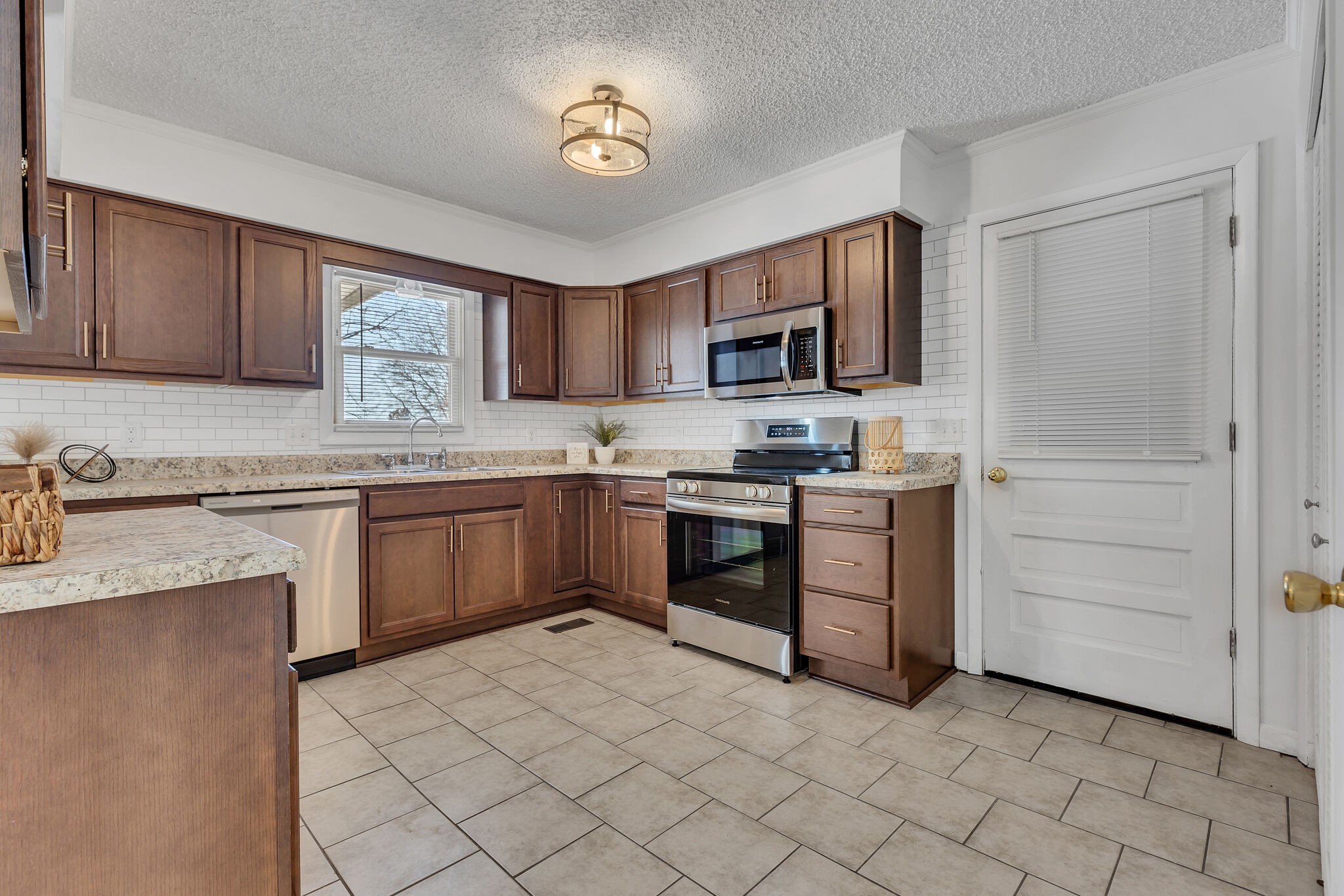 211 Elmwood Dr