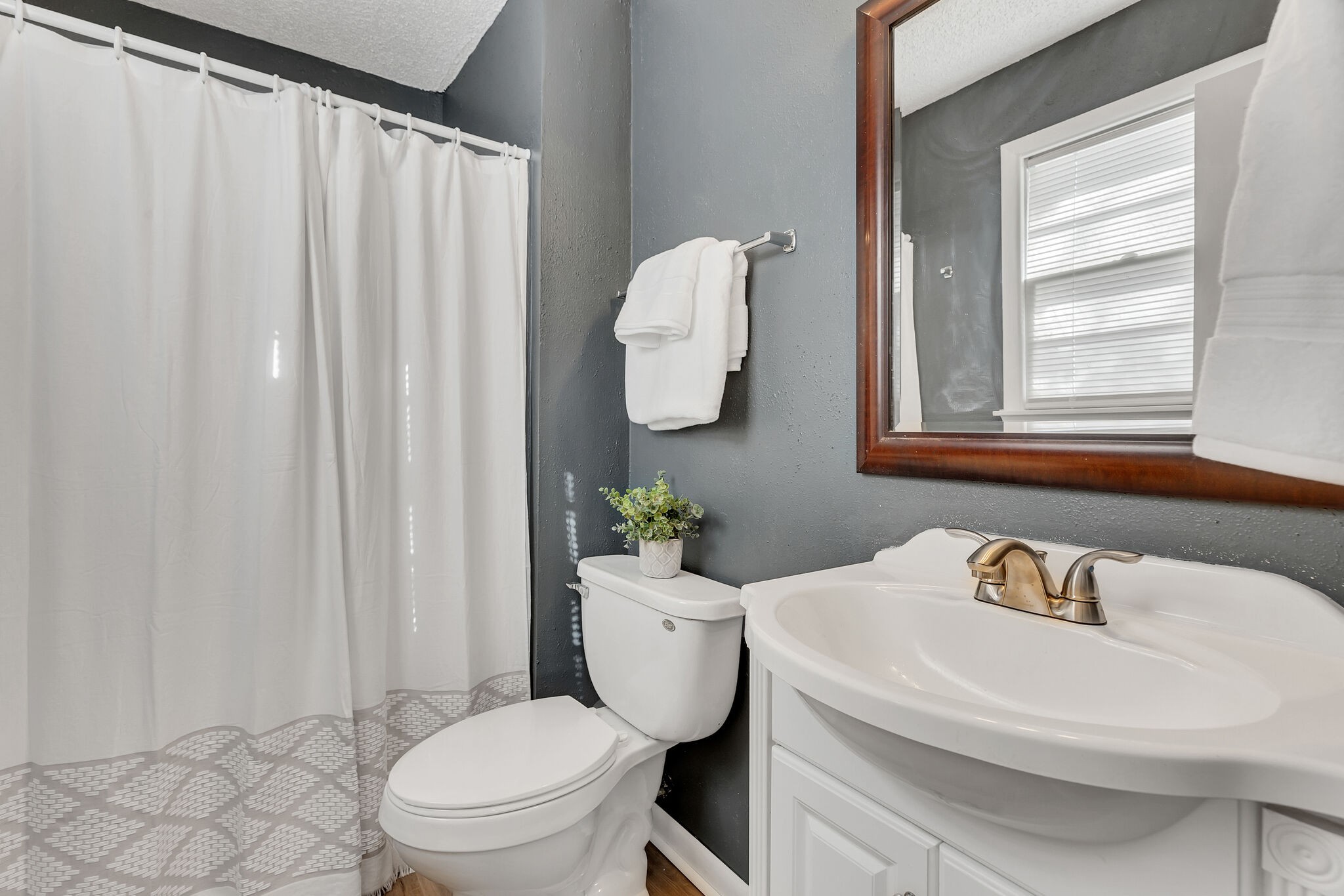 211 Elmwood Dr