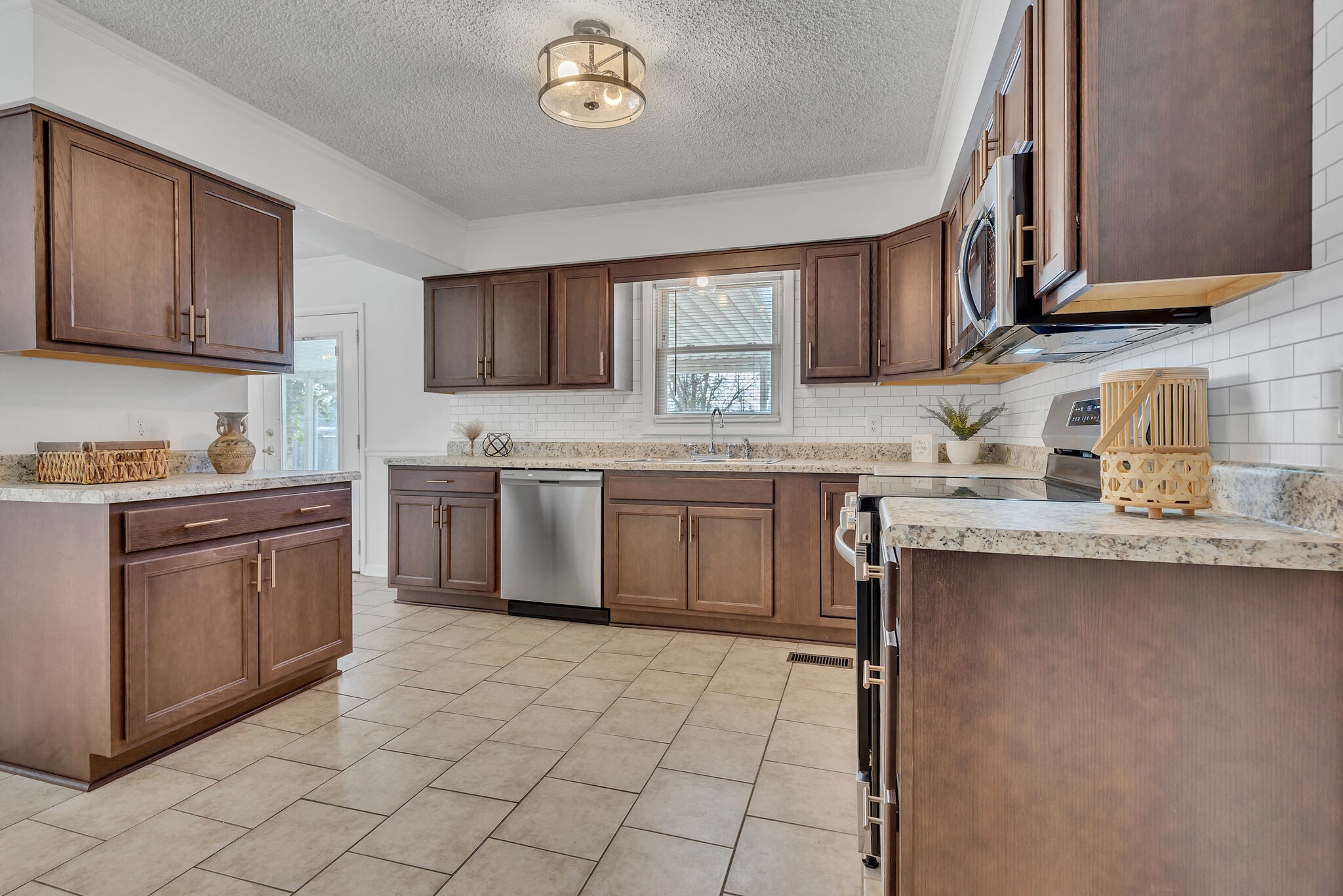 211 Elmwood Dr