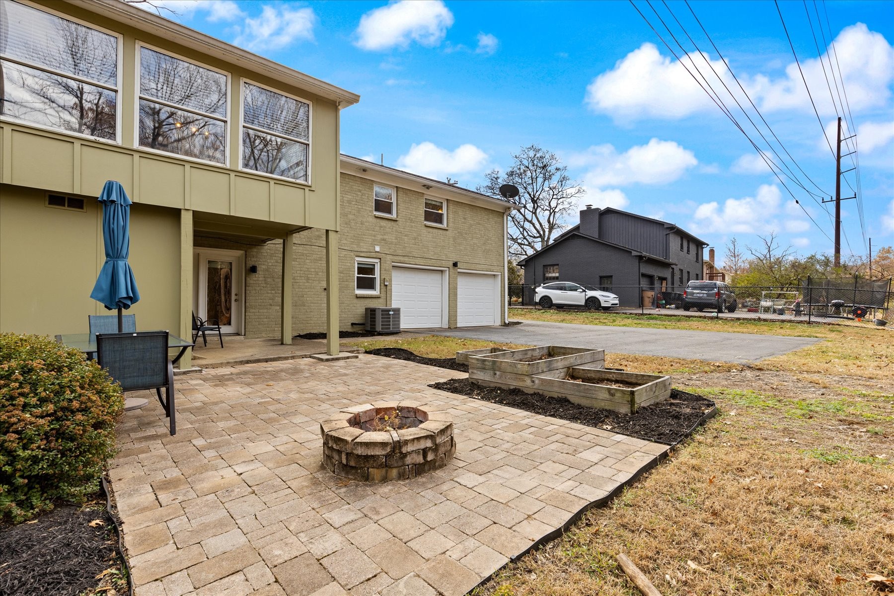 999 Windrowe Dr