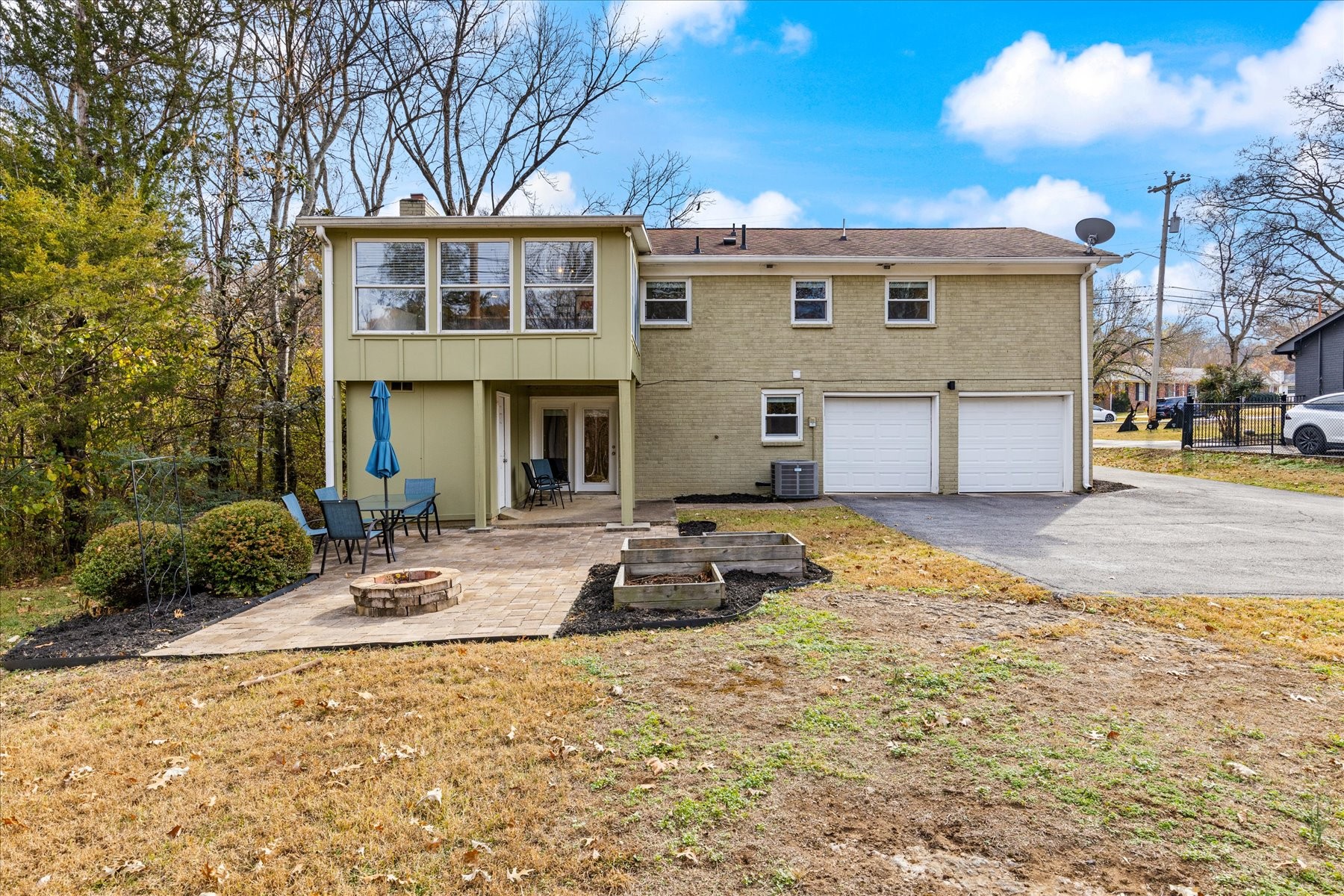 999 Windrowe Dr